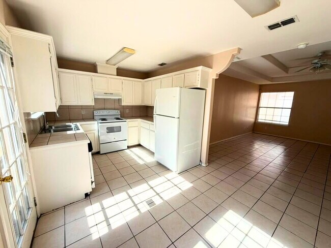 Building Photo - 2405 Redbud Ave W