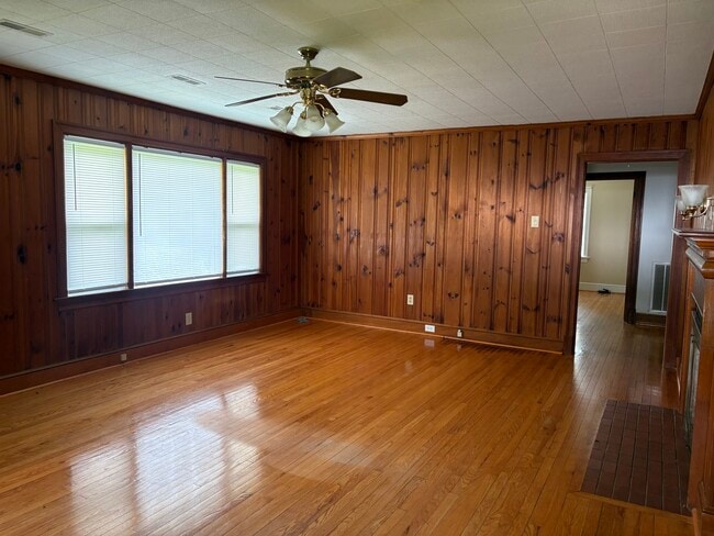 sala de estar grande - 1624 Germantown Rd