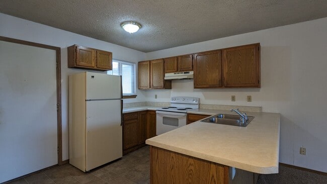 Building Photo - 2 Bed Townhome Available Now!
