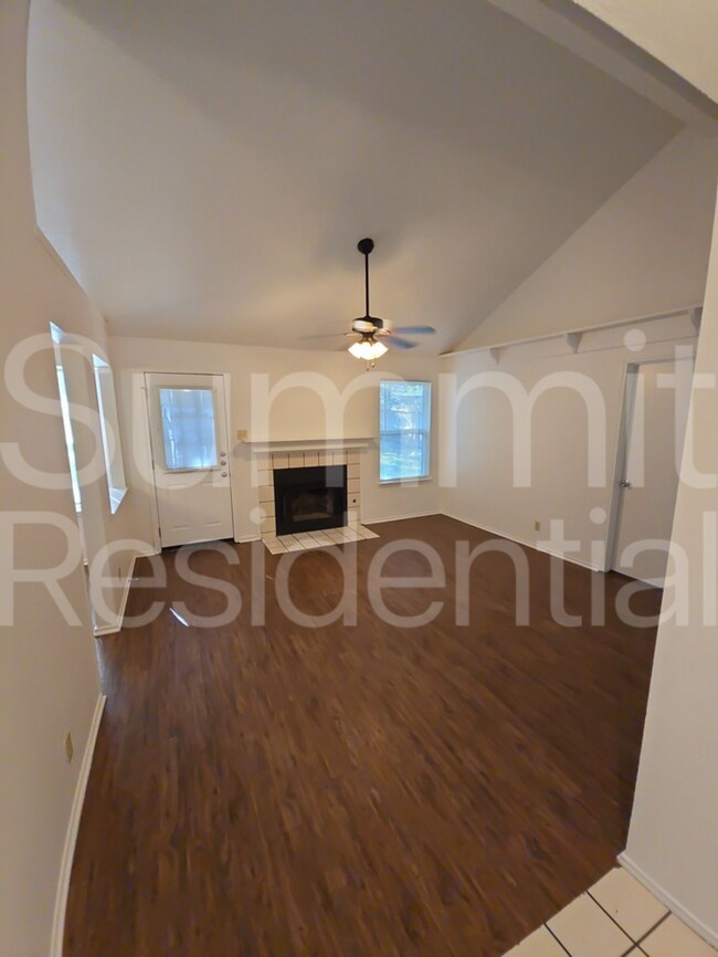 Building Photo - 1607 Parkwood Dr