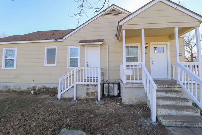 Building Photo - Newly Renovated Duplex!