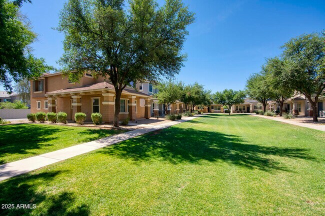 Building Photo - 1552 S Roadrunner Dr