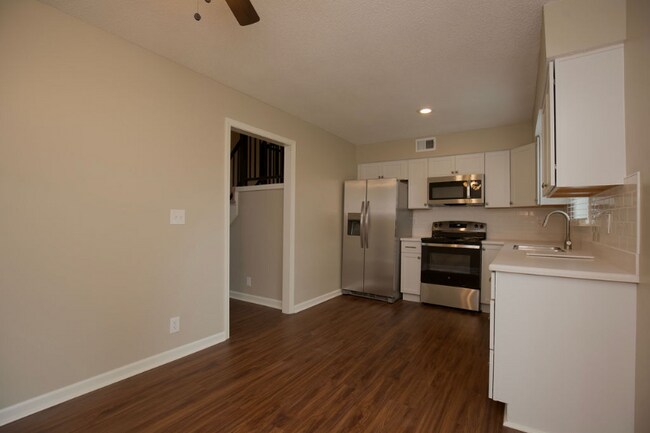 Foto del edificio - 15932 W 123rd St