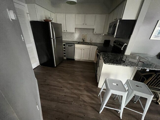 Cocina con microondas, nevera y lavavajillas. - 1204 Benna Dr