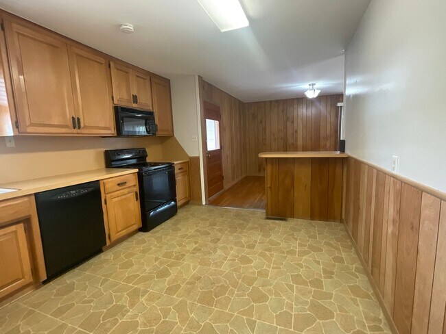 Building Photo - **Available Now** AMAZING 3 bedroom 2 Bath...