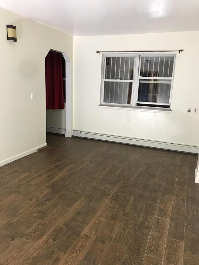 Foto del edificio - 2563 Bath Ave