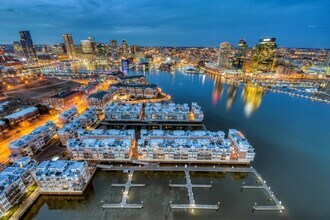 Building Photo - 900 Valencia Ct