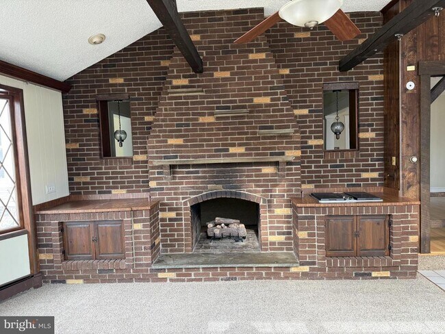 Foto del edificio - 328 Hutchinson Terrace