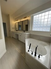 Building Photo - 5622 Lake Pl Dr