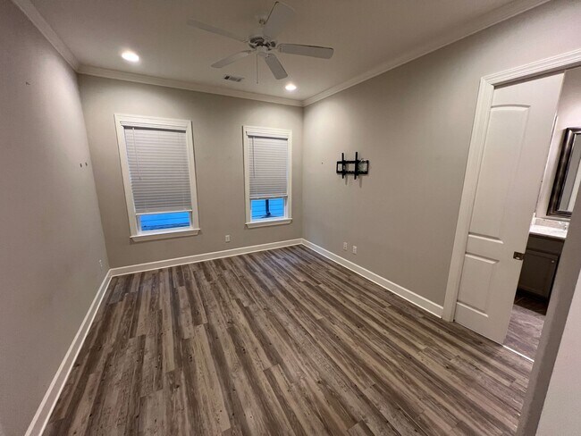 Foto del edificio - Luxury 3BR/3.5BA Townhome w/ 2-Car Garage in Gated Community