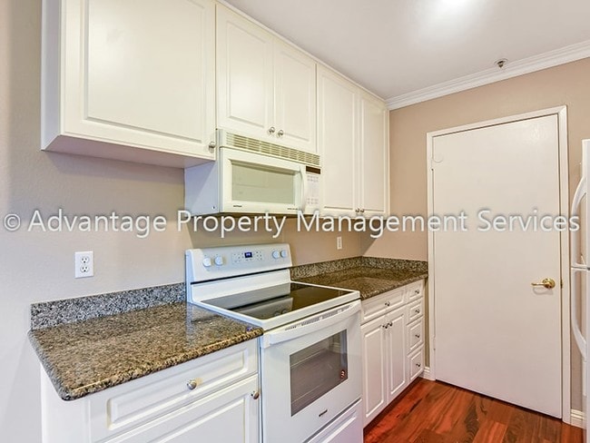 Building Photo - 2 Bed, 2 Bath, 914 sq. ft. Condo with a view