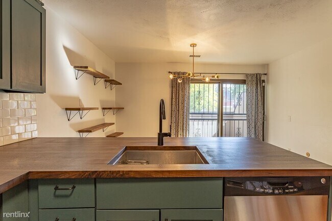Foto del edificio - 1 br, 1.5 bath Townhome - 899 Pearl Street 24