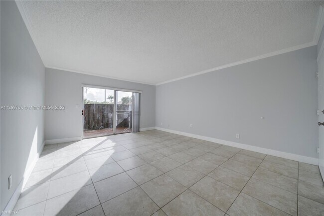 Building Photo - 3 br, 2 bath Condo - 9004 SW 137th St