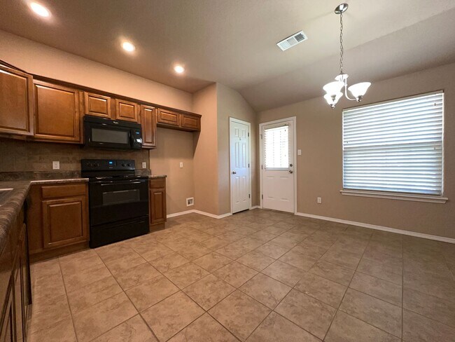 Foto del edificio - Beautiful 4 Bed 2 Bath Home