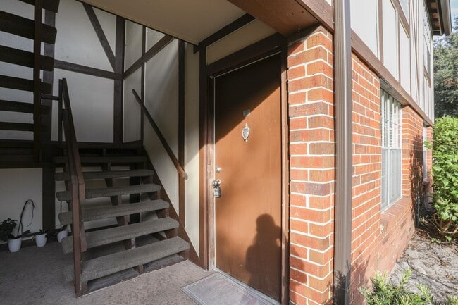 Building Photo - 5325 Hansel Ave