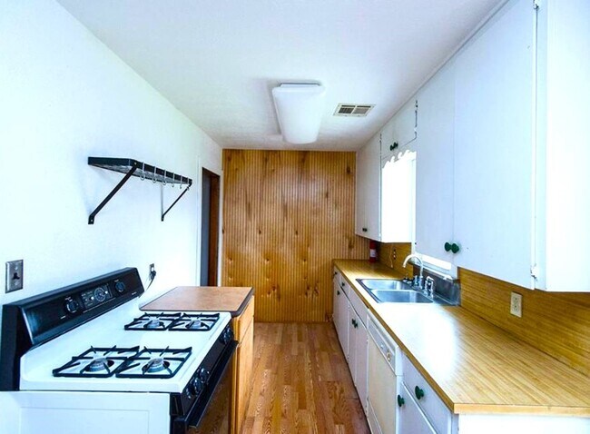 Building Photo - Welcome to this charming 3-bedroom, 1-bath...