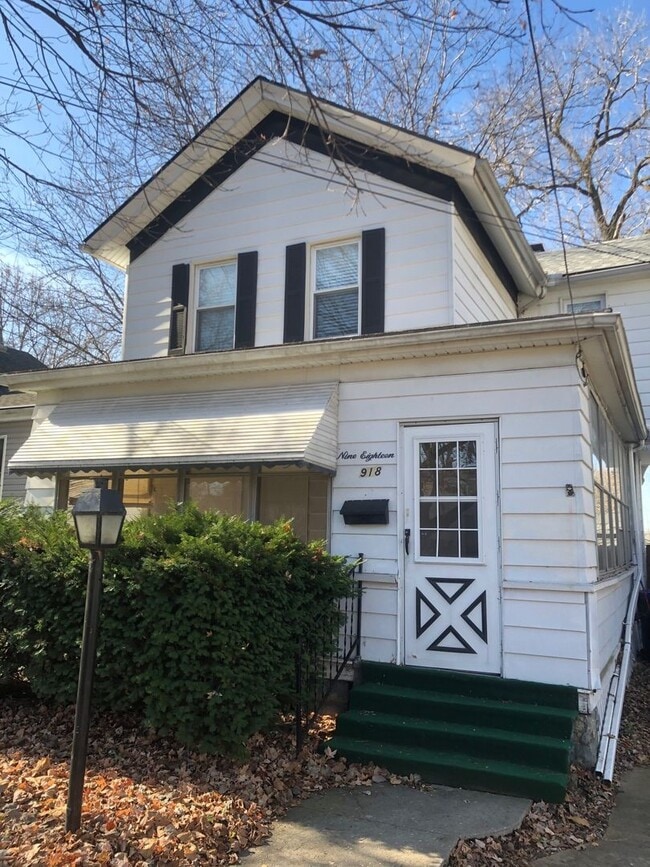 Building Photo - 918 N Oak St