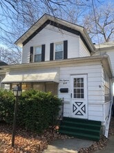 Building Photo - 918 N Oak St