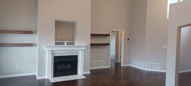 Building Photo - NEWLY RENOVATED!