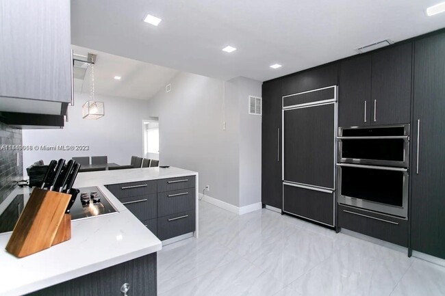 Building Photo - 800 Hollywood Blvd