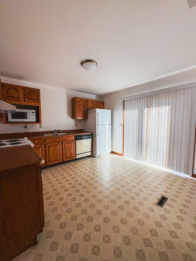 Building Photo - Cozy 4 plex