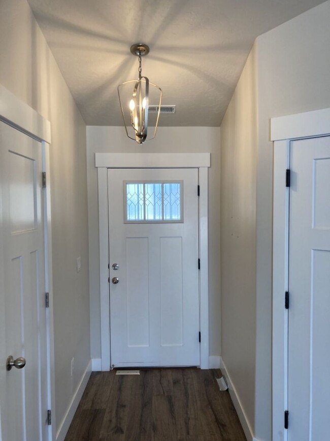 Building Photo - Newer 3 bedroom, 2 bath, one level home in...