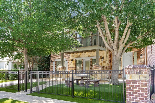 Building Photo - * MOVE IN SUMMER 7/25/2027 * 5 Bed 3 Bath ...