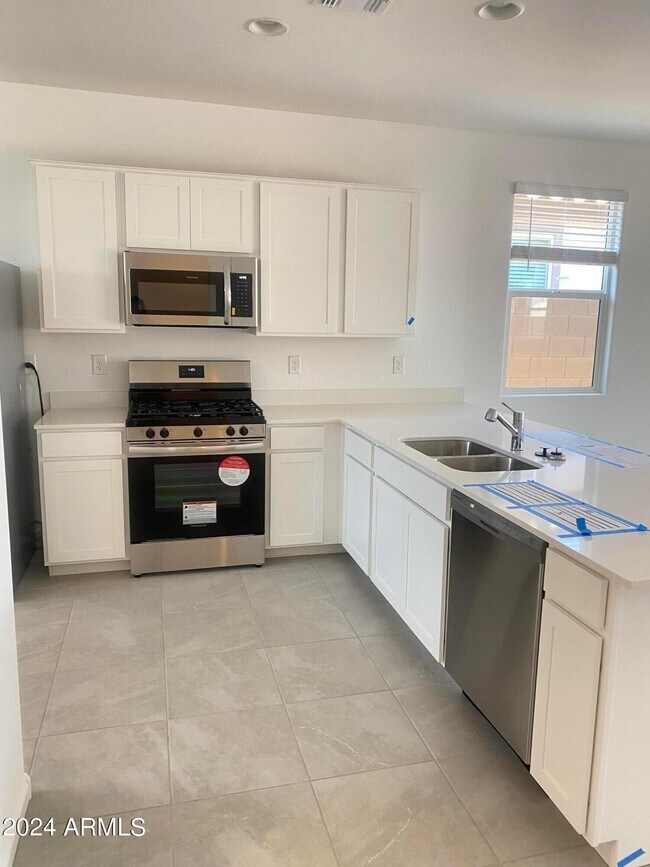 Foto del edificio - 3240 Juniper Cyn Dr
