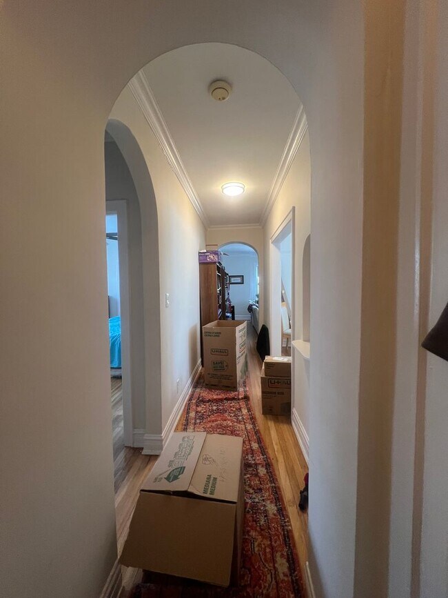 Building Photo - Top Floor 3 Bedroom