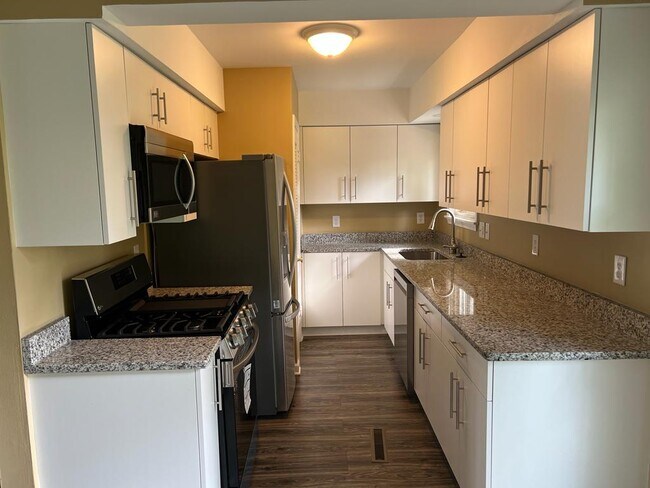 Building Photo - 1088 Studebaker Ave