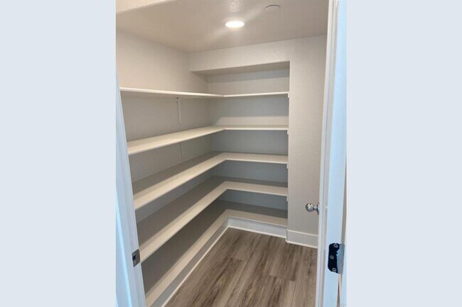 Foto del edificio - 7001 Bergenia Ct