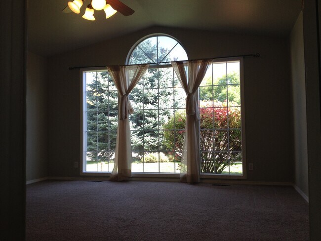 Foto del edificio - 4 bedroom 3 bath PLUS RV parking and great fenced yard.