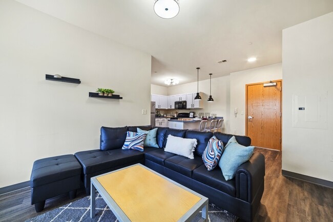 Building Photo - The Park at 1824 Student Apartments