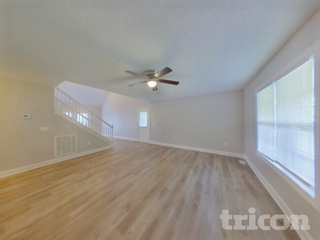 Building Photo - 423 Riverwalk Dr NW
