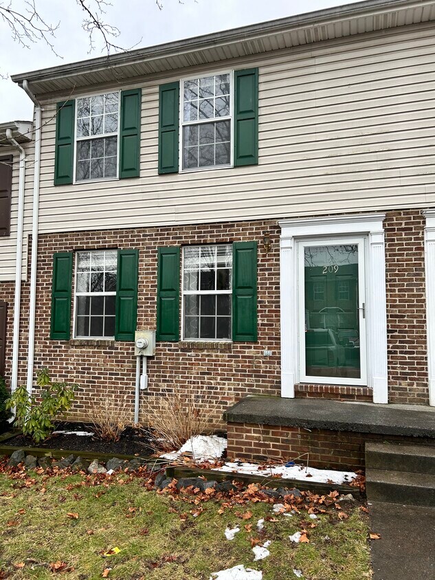 Primary Photo - 209 Waterford Ln