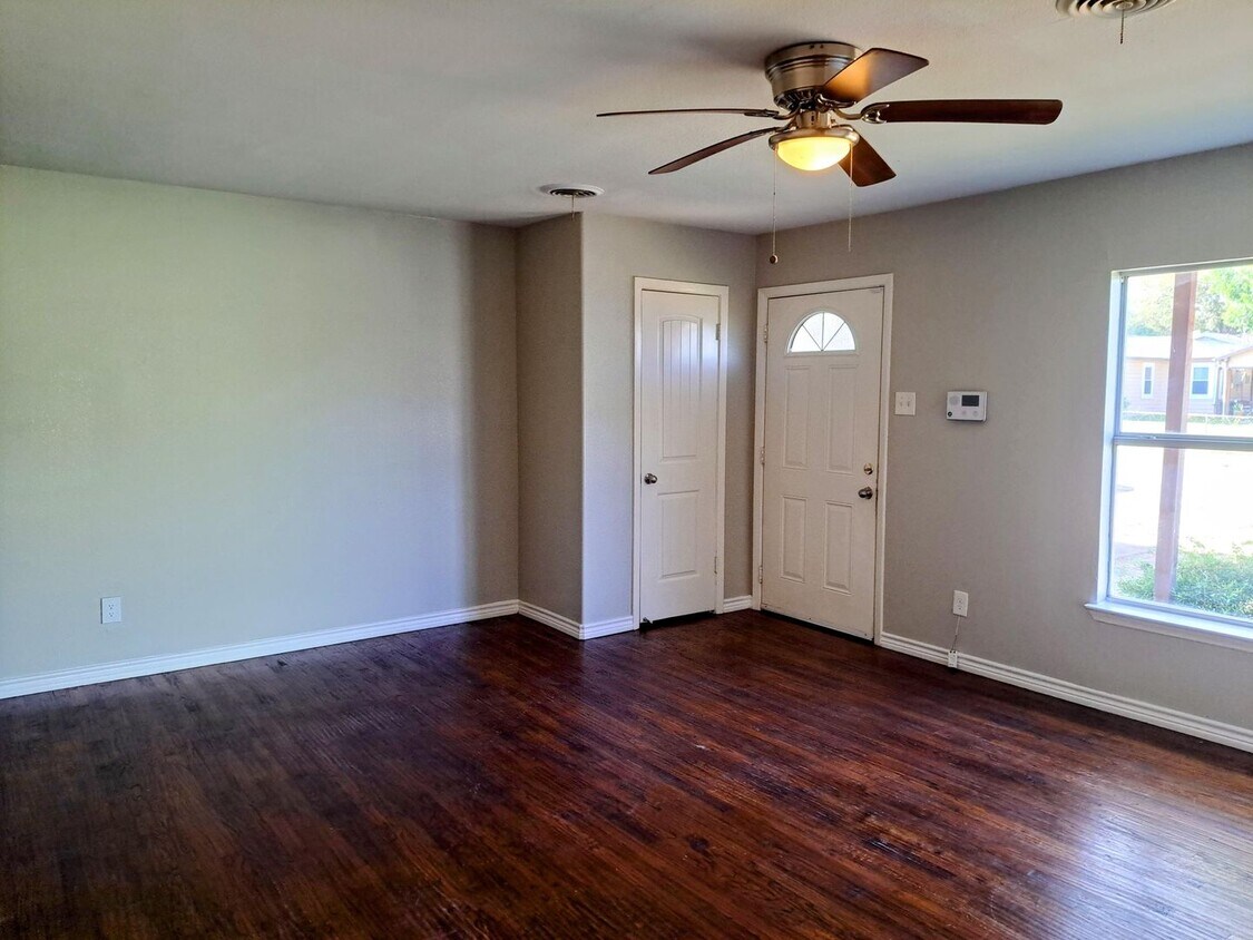 Foto principal - 3 Bed / 2 Bath / 1 Car Garage