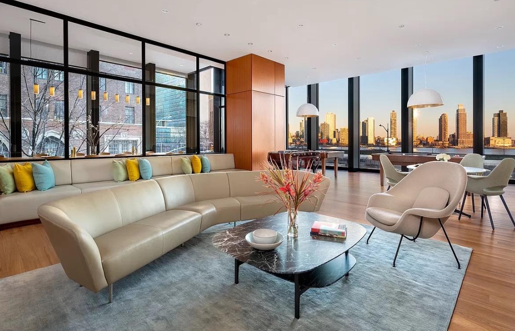 LOBBY - 154 E 39th St
