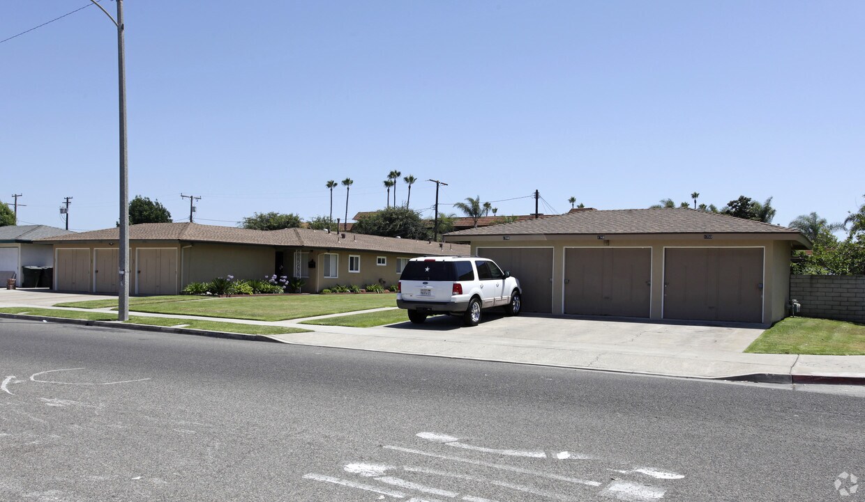 Foto del edificio - 1740-1750 W Catherine Dr