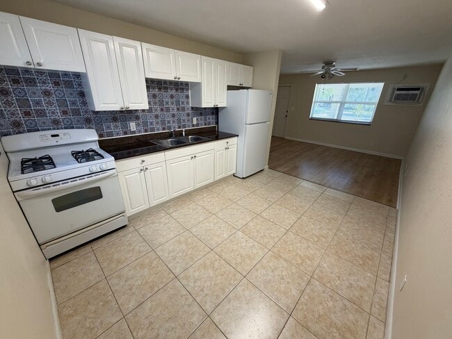 Kitchen - 508 Eastwind Dr