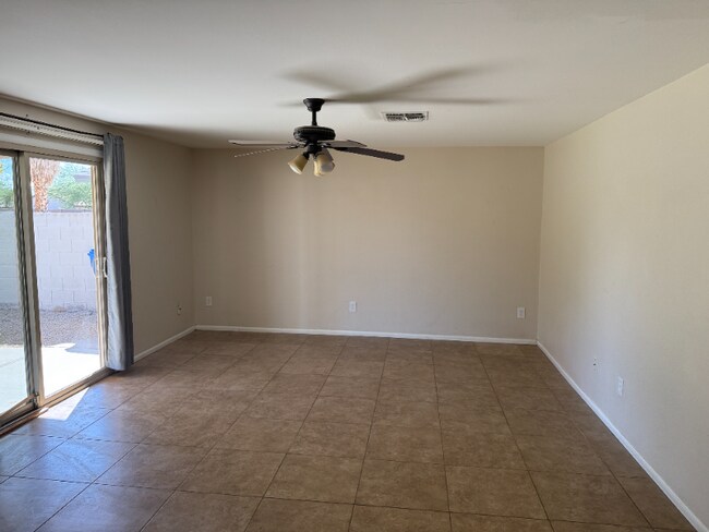 Foto del edificio - 3747 E Winchcomb Dr