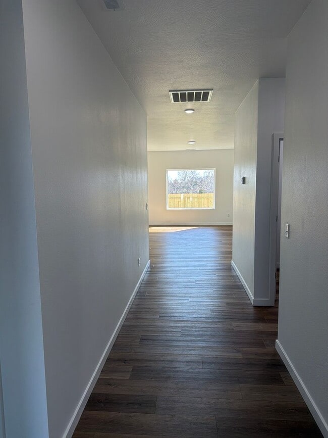 Building Photo - Beautiful Home in Rogersville!