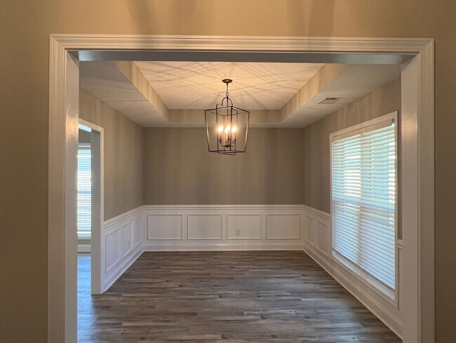 Foto del edificio - Beautiful Home that looks Brand New / First Full Month's Rent FREE with a 13 Month Lease!!