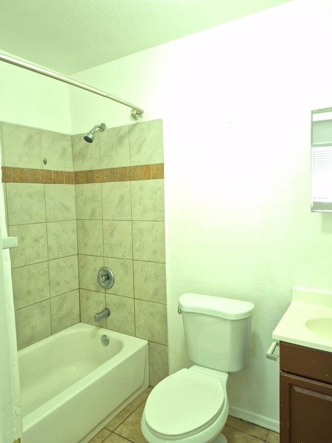 Foto del edificio - Refreshed 3 Bed/2 Bath Duplex