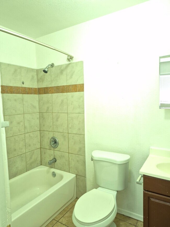 Building Photo - Refreshed 3 Bed/2 Bath Duplex