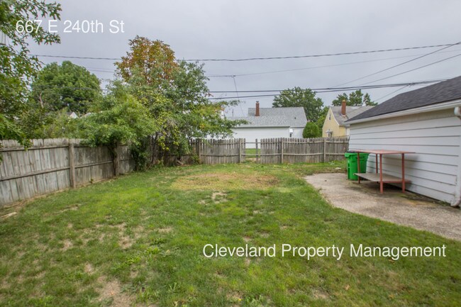 Building Photo - 667 E 240th St