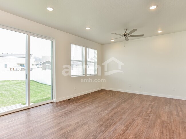 Foto del edificio - 8931 Royal Ln