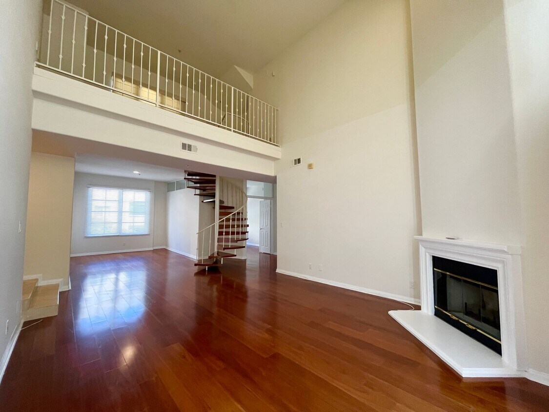 Primary Photo - High vaulted ceilings open floor plan cond...