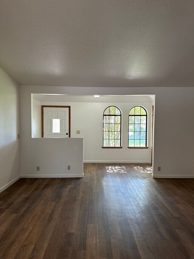 Building Photo - 3 BEDROOM 3 BATHROOM HOME IN THE PEPPERTRE...