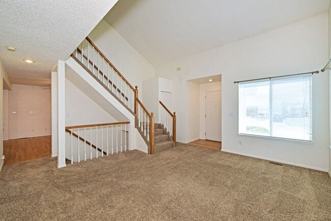 Building Photo - Spacious Home with Private Yard!