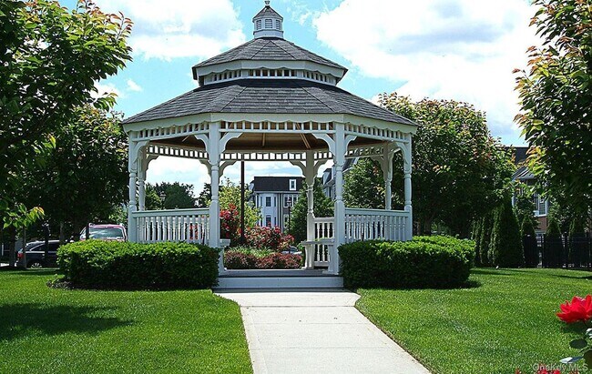 Building Photo - 702 Equestrian Way